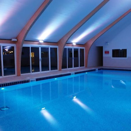 Skylark Sleeps 8 Private Hot Tub & Dogs Welcome Nr Padstow, Resort Pool Bar & Watersports St Columb Major Exterior photo