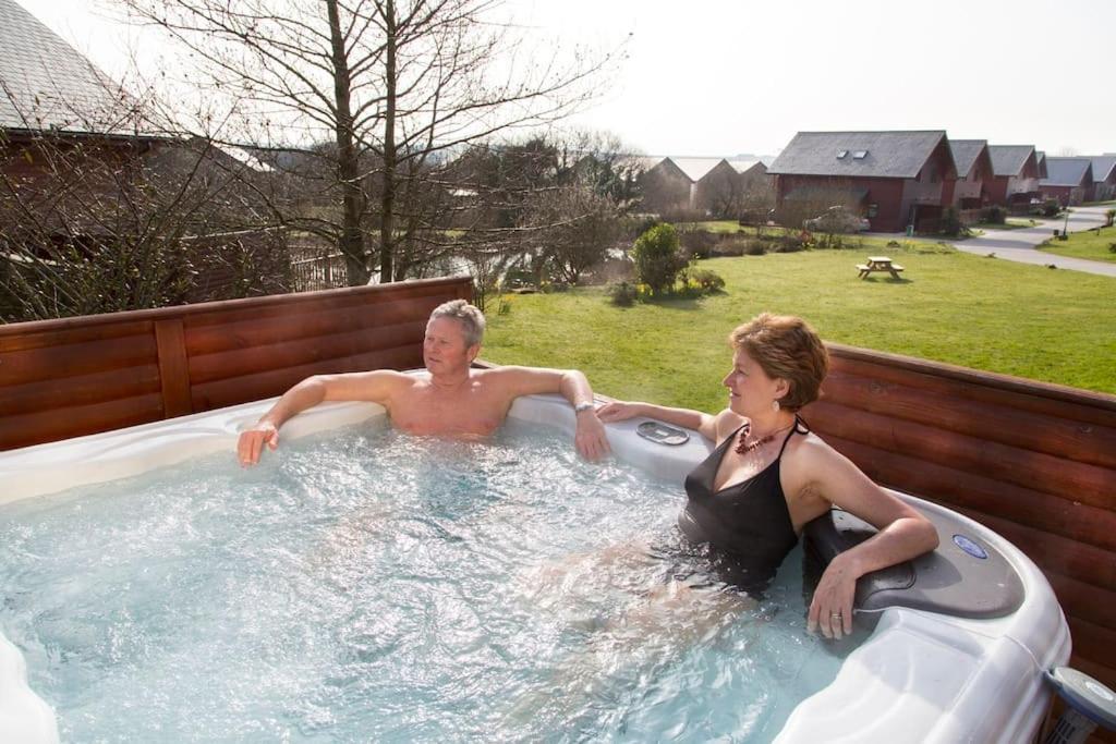 Skylark Sleeps 8 Private Hot Tub & Dogs Welcome Nr Padstow, Resort Pool Bar & Watersports St Columb Major Exterior photo