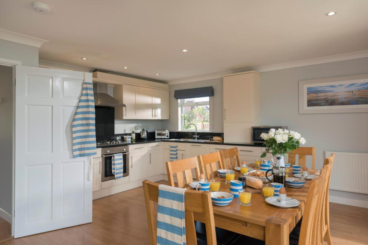 Skylark Sleeps 8 Private Hot Tub & Dogs Welcome Nr Padstow, Resort Pool Bar & Watersports St Columb Major Exterior photo