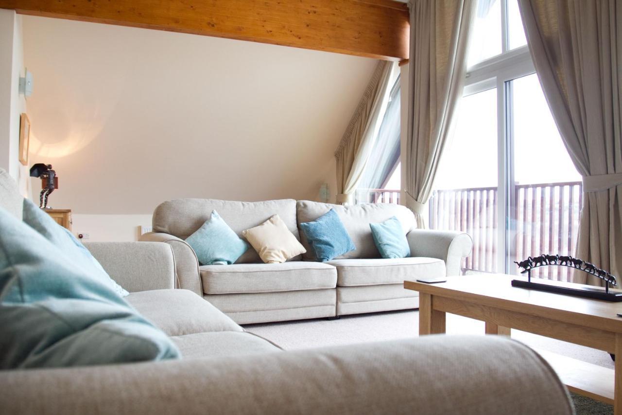 Skylark Sleeps 8 Private Hot Tub & Dogs Welcome Nr Padstow, Resort Pool Bar & Watersports St Columb Major Exterior photo